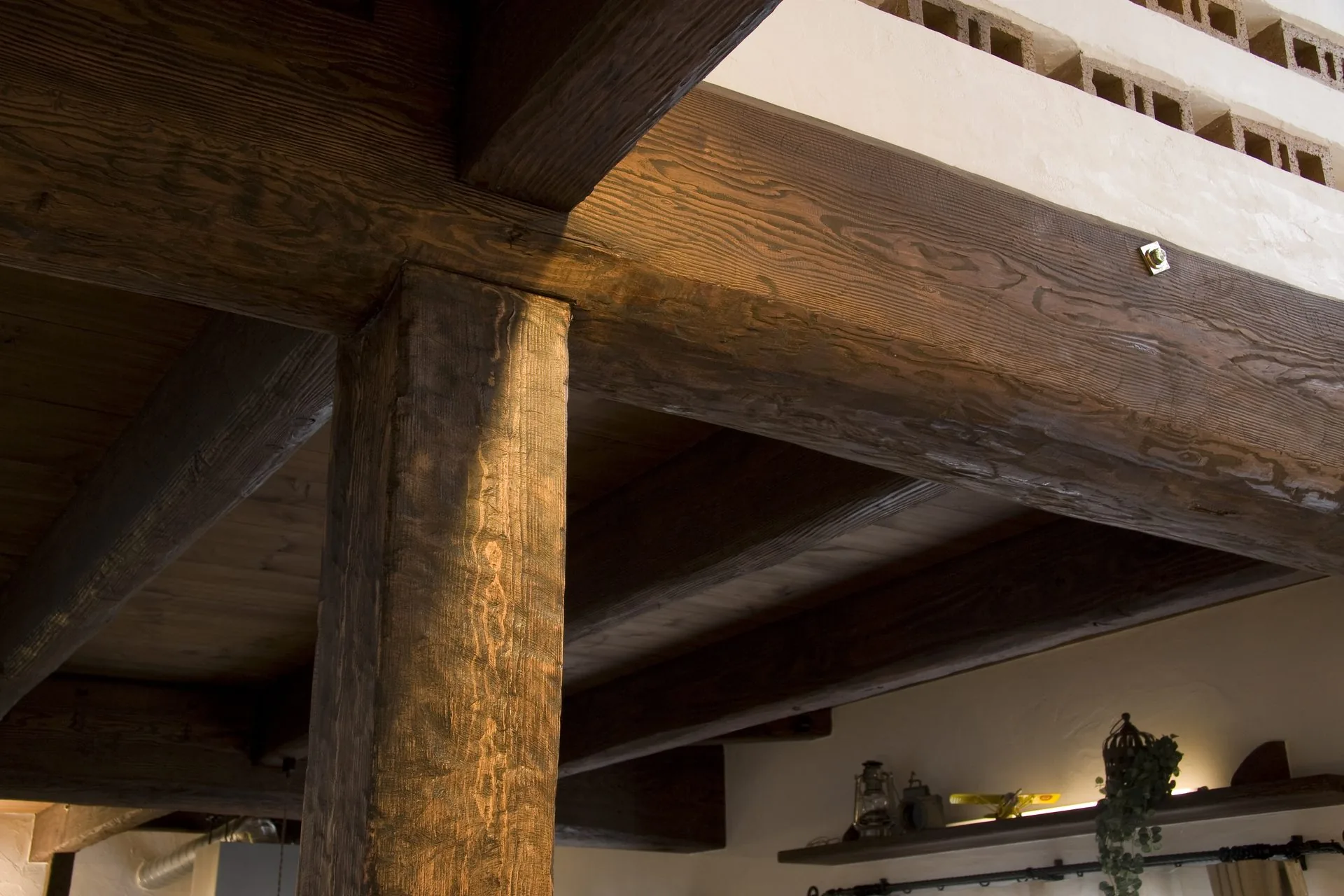 ANTiQ 経年美化した無垢材の梁と柱