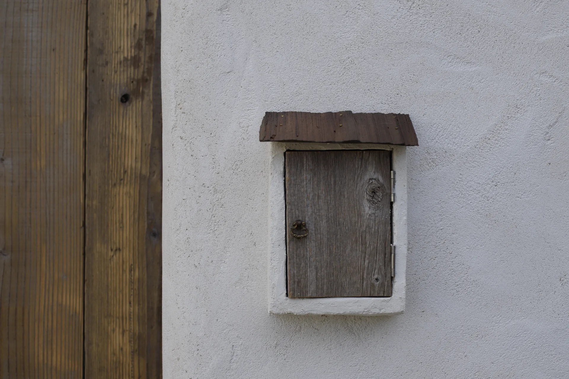 ANTiQ 漆喰外壁と古材の郵便受け