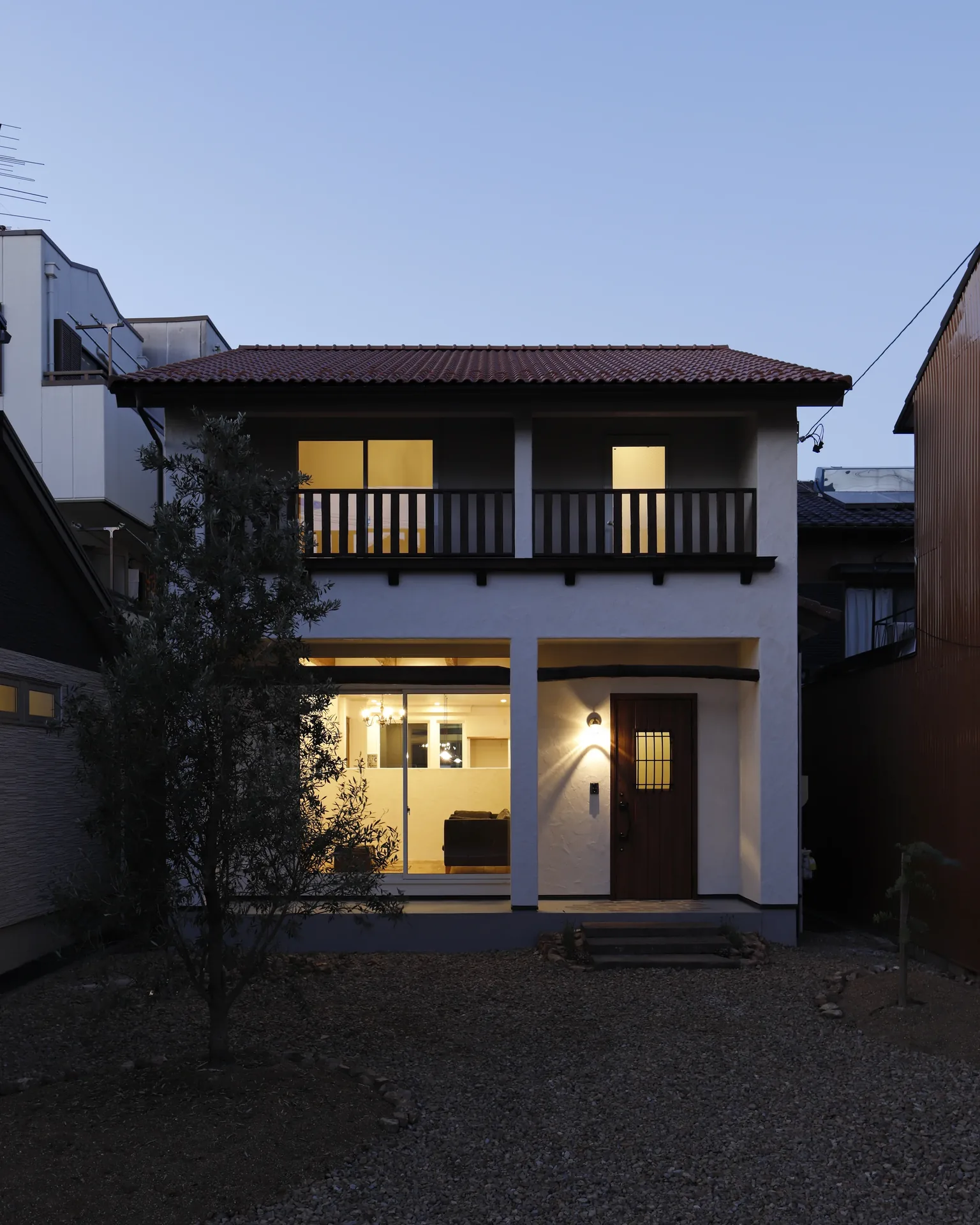 ANTiQ 田中邸 夕暮れの外観 漆喰と木のファサード