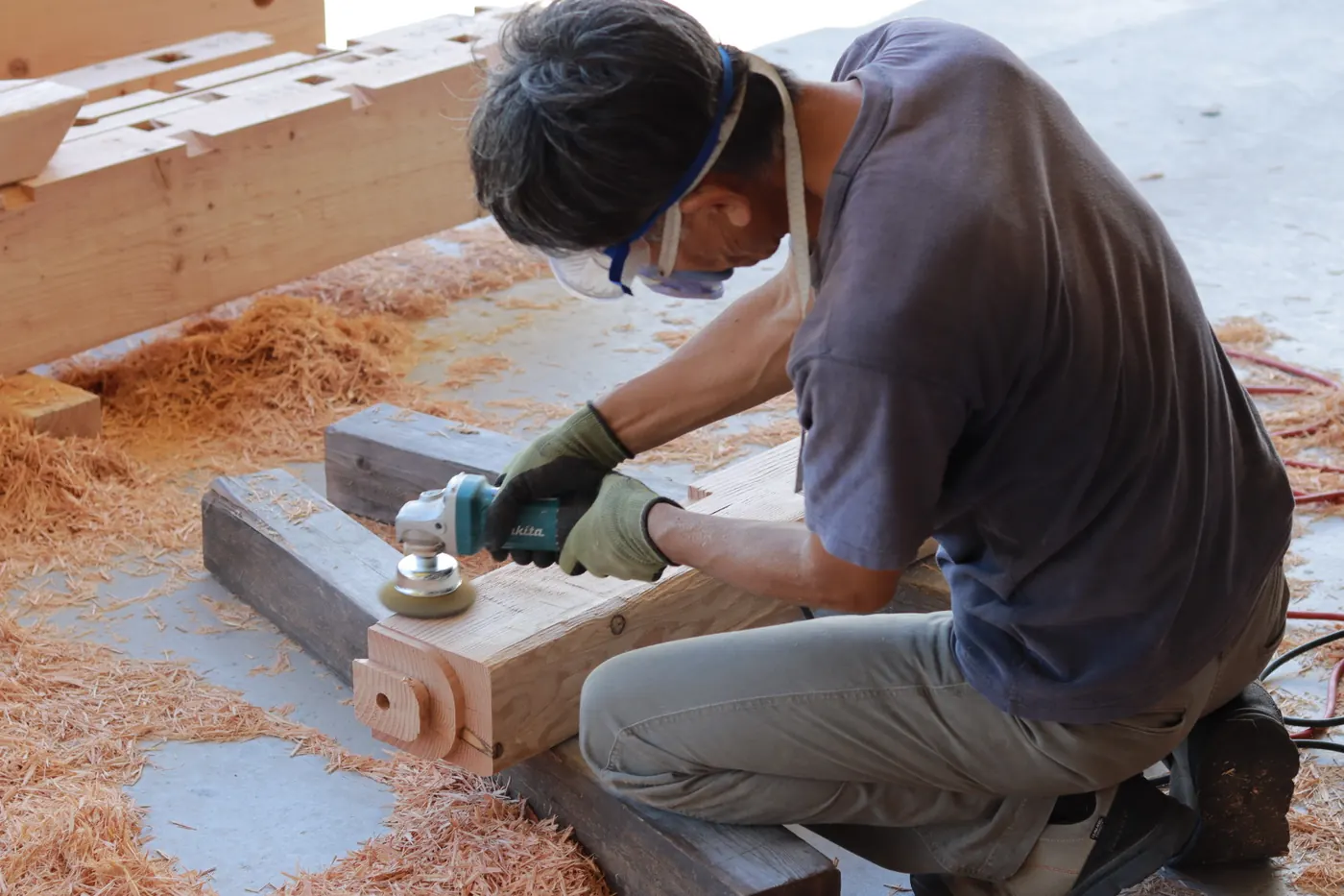 大工が木材を丁寧に仕上げる