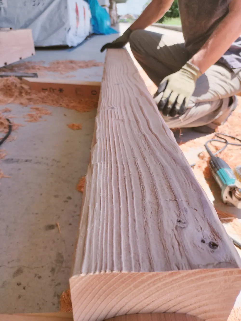 手鉋で仕上げた木梁の表面