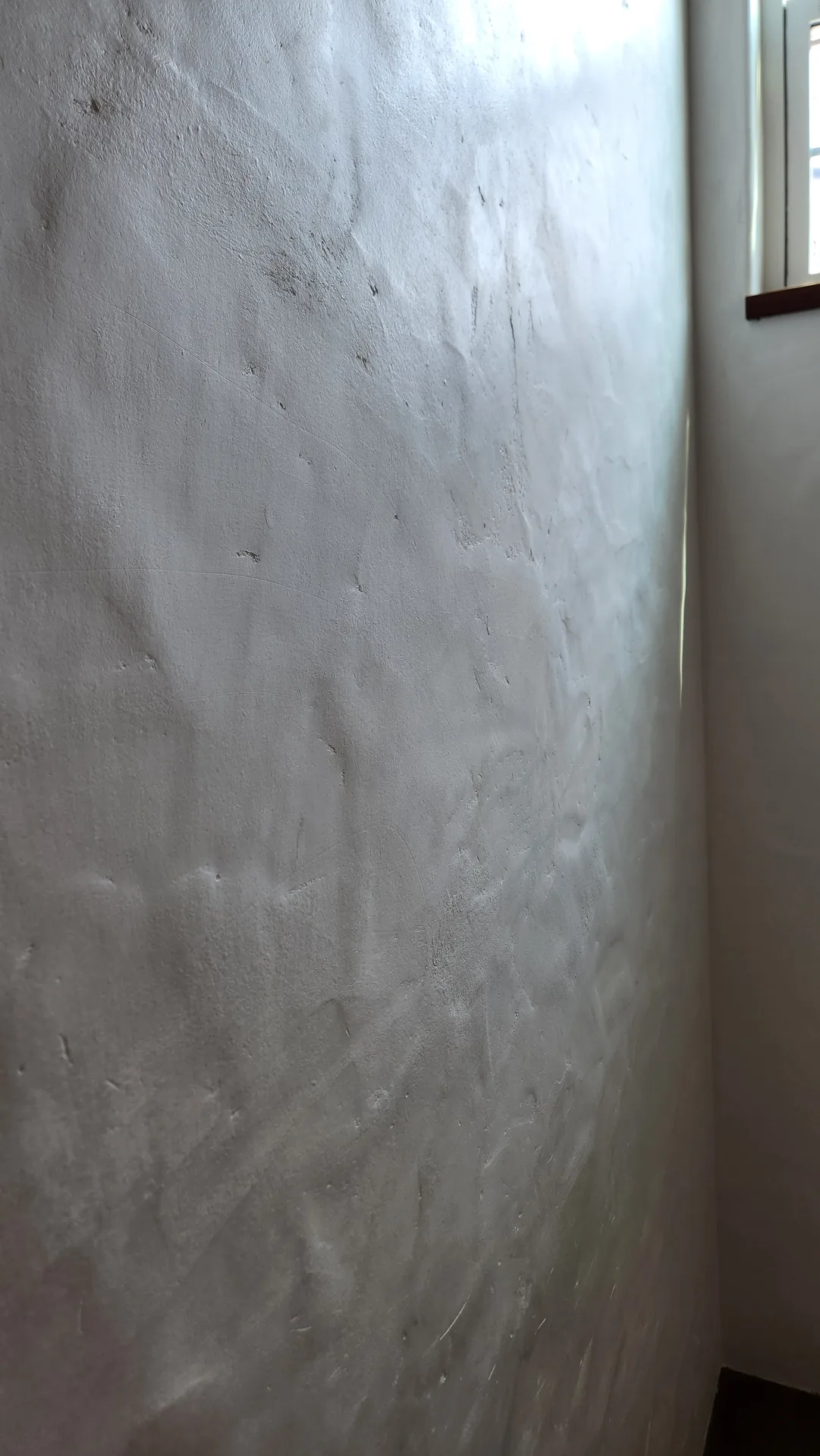 職人が鏝を動かした手つきが、そのまま面に残っています。