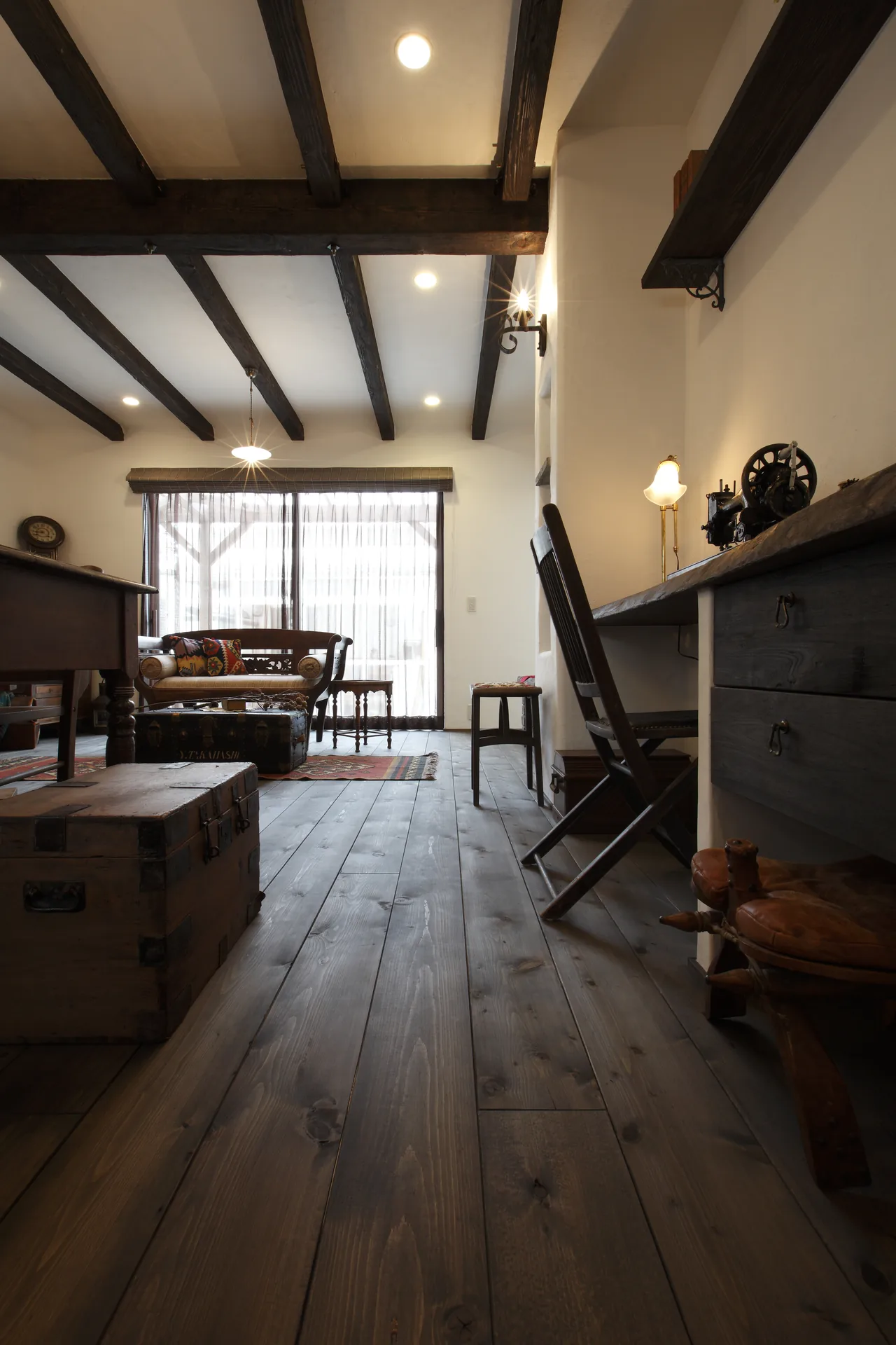 木の床が続く部屋