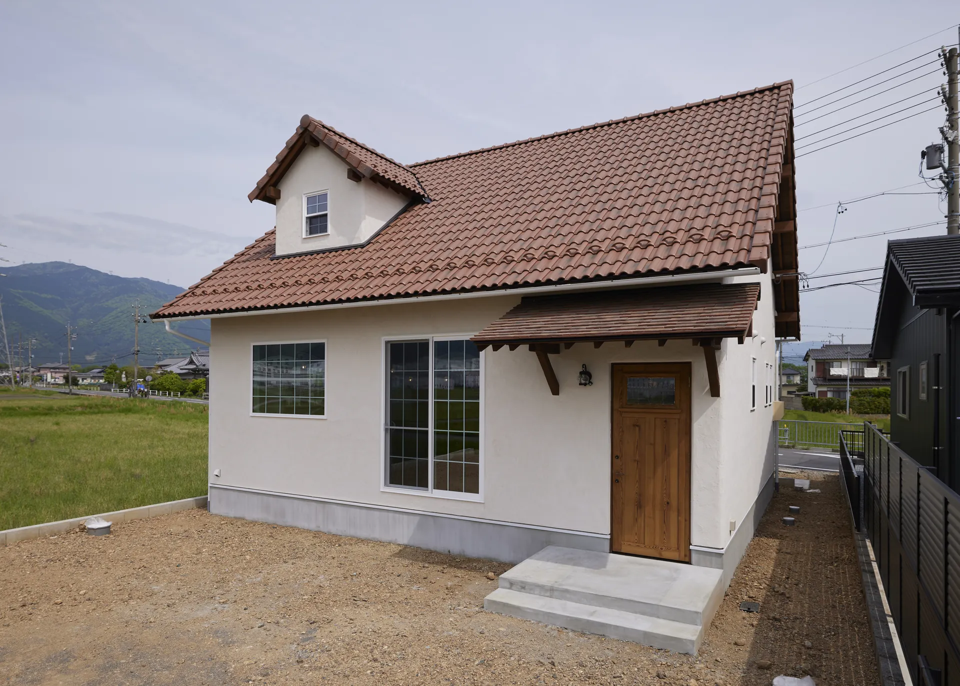 屋根窓のある平屋