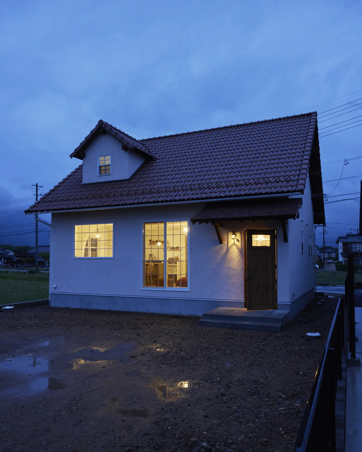 屋根窓のある平屋