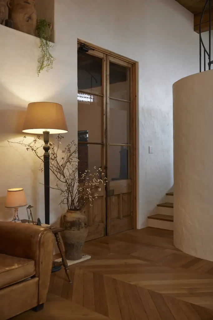 リビングに通じるアンティーク扉