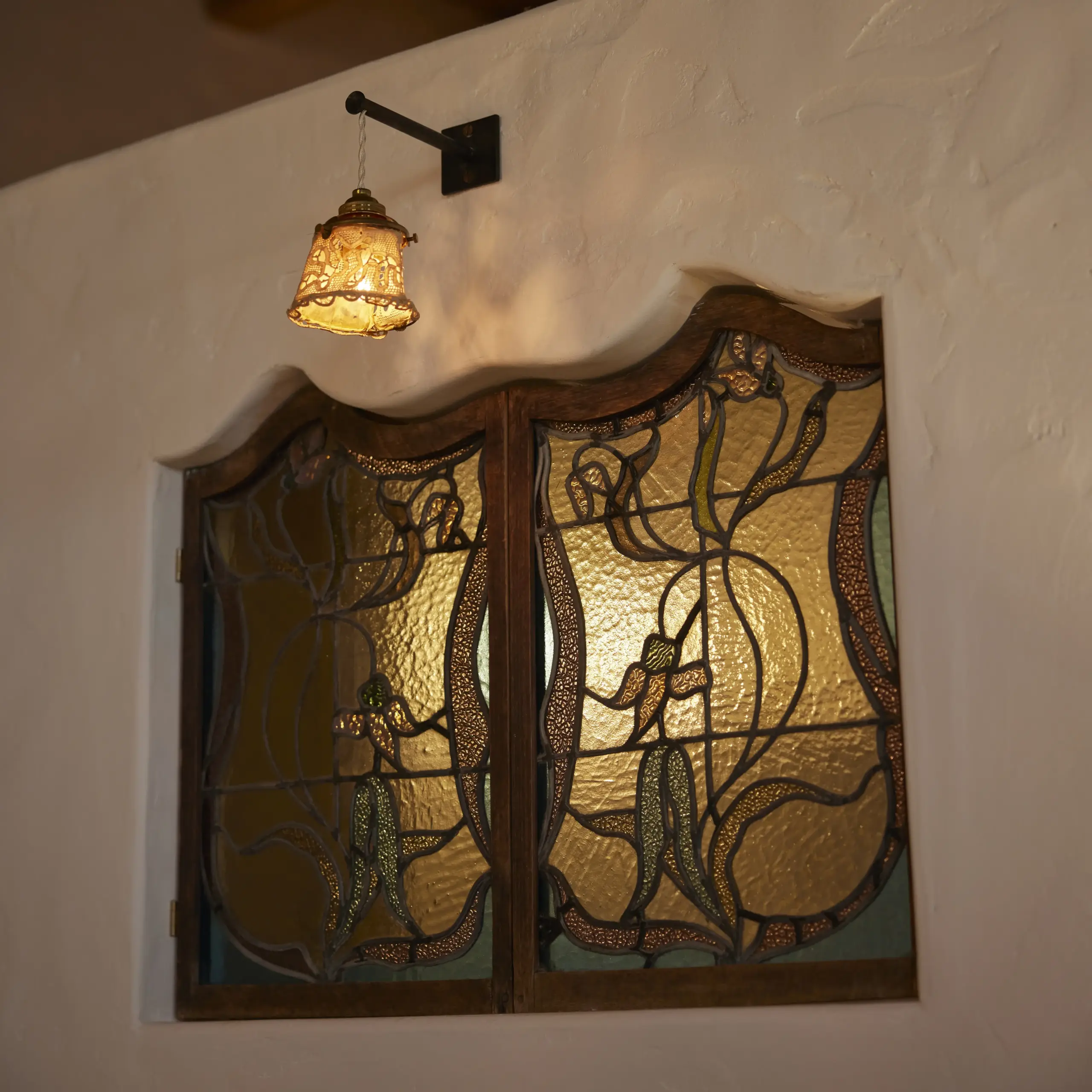 アールヌーヴォー調のステンドグラスと小さな照明