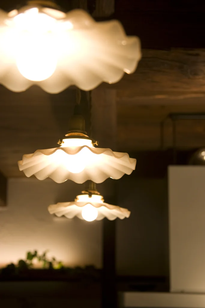 波打つガラスシェードが美しいアンティーク調のペンダントライト。アンティクのA邸のダイニングキッチンを温かな光で照らすこだわりの照明器具