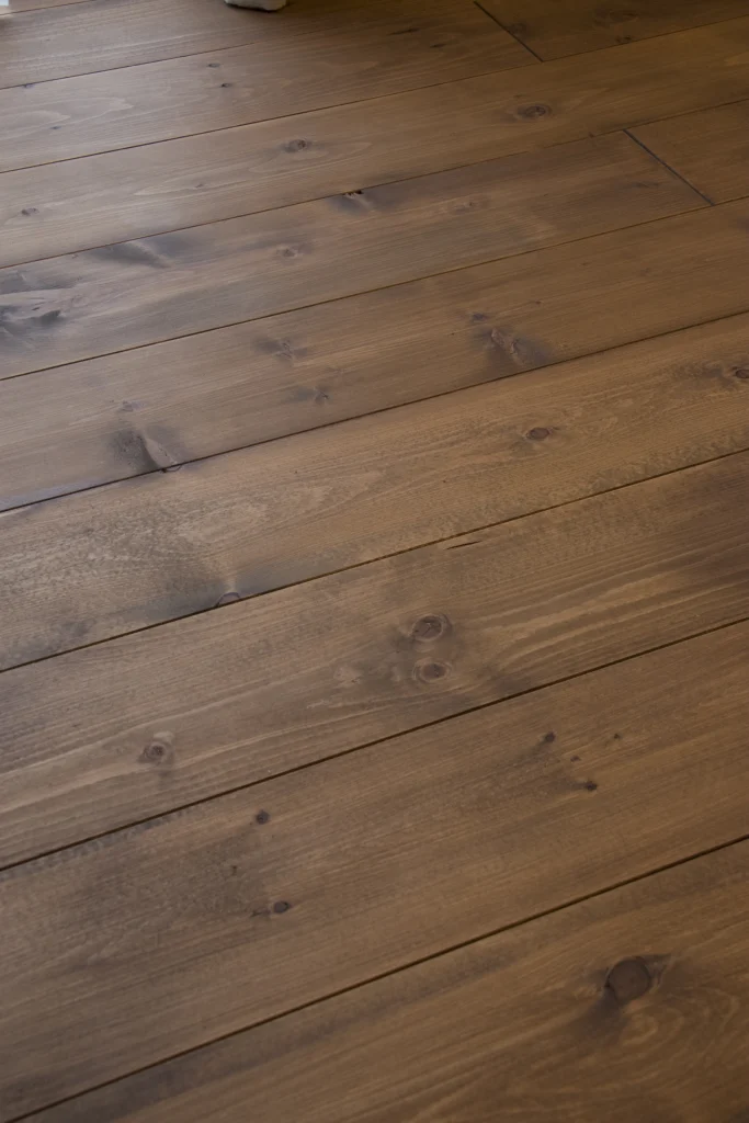 深みのある塗装と美しい木目が特徴的な、アンティクのA邸で採用された無垢材のフローリング。経年変化が楽しめるこだわりの床材